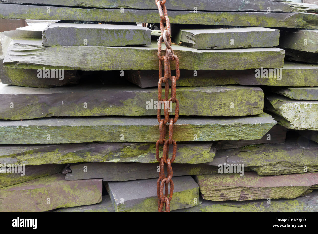 Pile di lastre di ardesia, con una catena appeso davanti Foto Stock