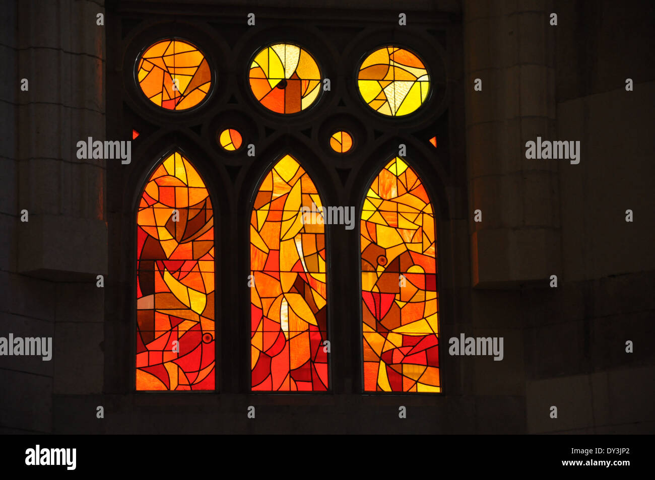 Vetrata a Sagrada Familia basilica di Barcellona, Spagna Foto Stock