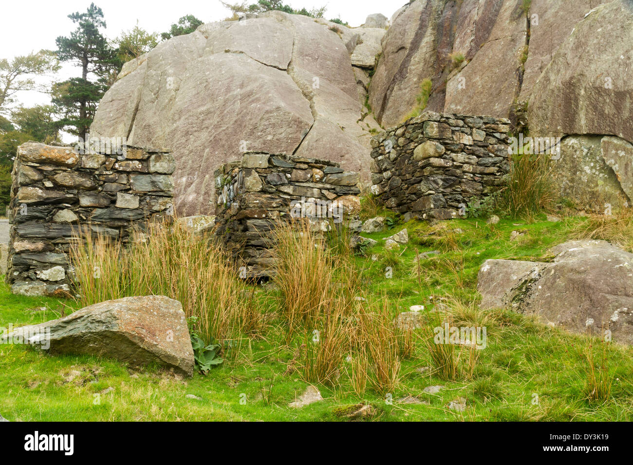 Tre anti-serbatoio di cubetti in pietra locale di Nant Francon Pass, Ogwen Cottage, Gwynedd, Wales, Regno Unito. Foto Stock