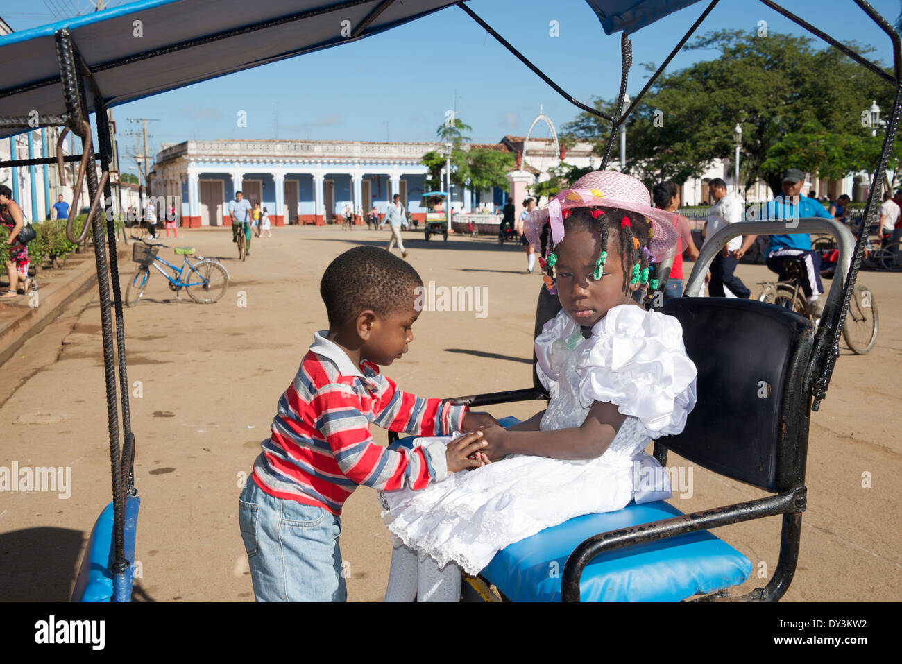 Fratello e Sorella vestito di domenica migliori Remedios Cuba Foto Stock
