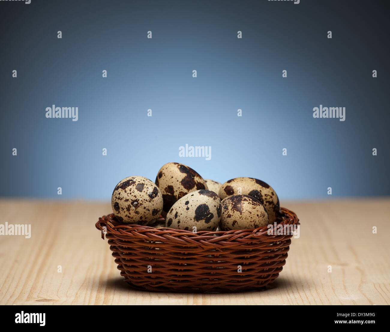 La pasqua ancora in vita con le uova in un cestino. Sfondo colorato. Uova di quaglia. animali aprile arte sfondi baby basket celebra gli uccelli Foto Stock