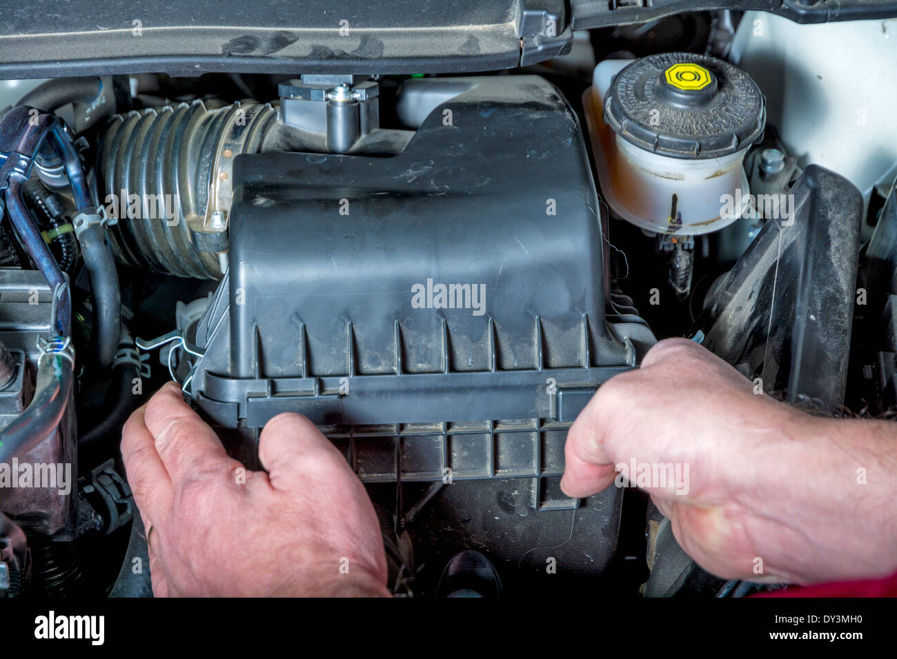Filtro aria nello scompartimento di un veicolo Foto Stock