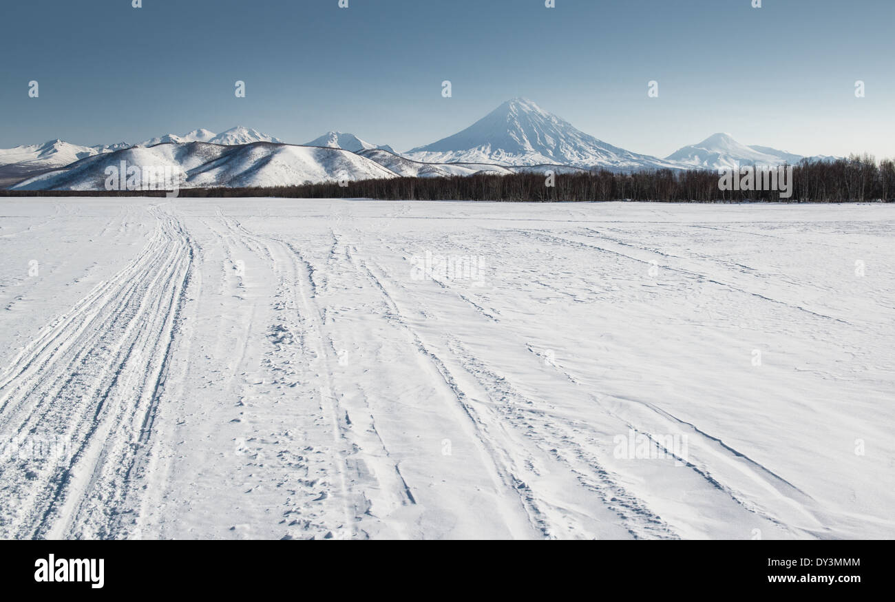 Vista di Avachinsky e Koryaksky vulcani Foto Stock