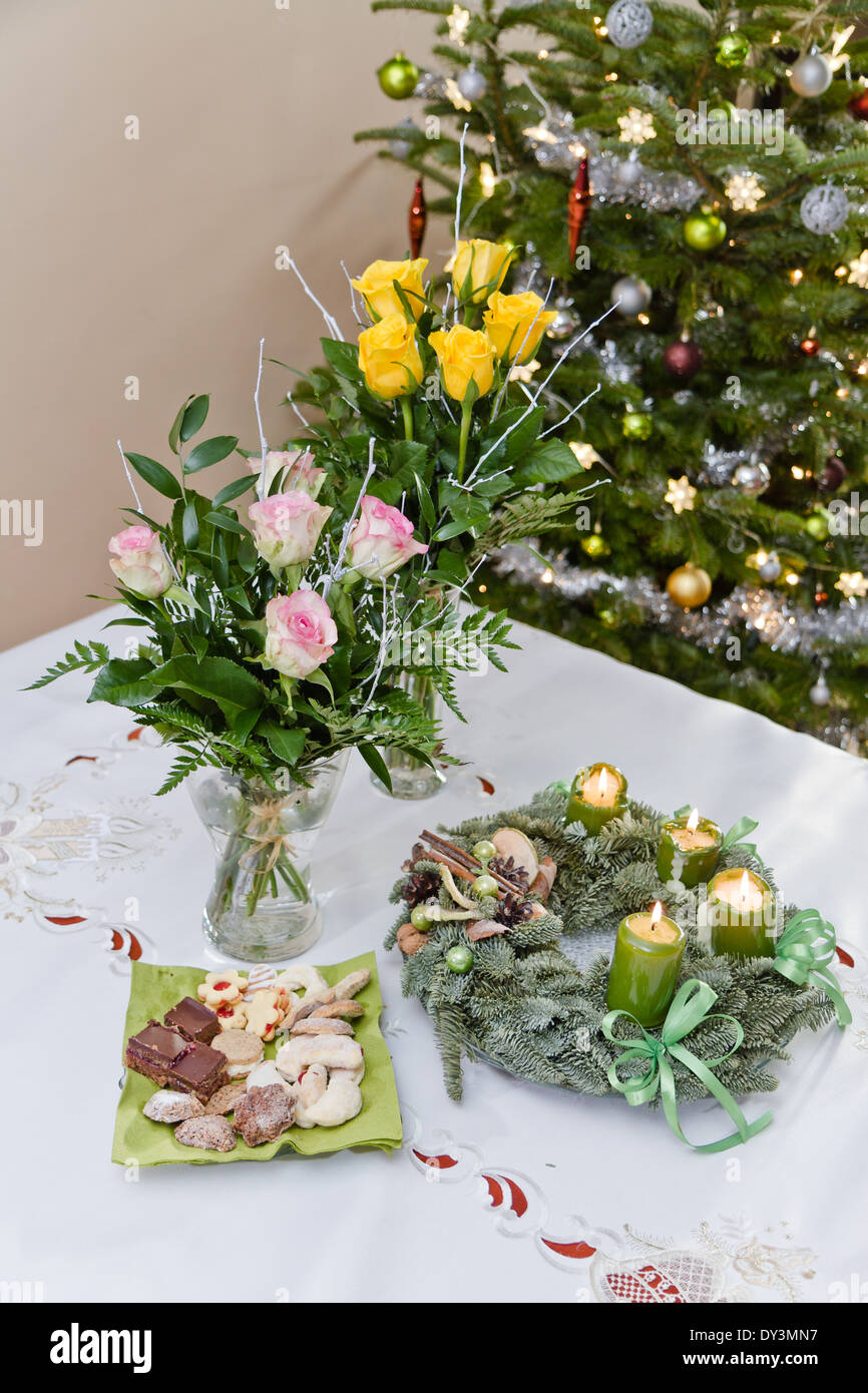 Bouquet di rose sulla tavola del Natale con albero di Natale in background Foto Stock