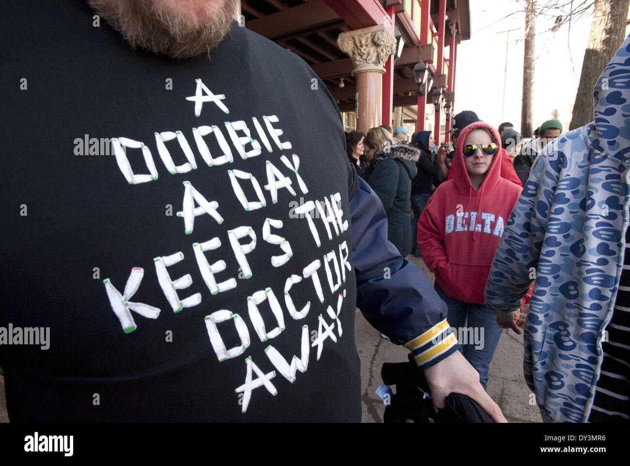 Ann Arbor, MI, Stati Uniti d'America. 5 apr, 2014. T-shirts sono stati venduti durante la Monroe Street Fair, come parte della XLIII annuale di Ann Arbor Hash Bash il 5 aprile 2014. Credito: Mark Bialek/ZUMAPRESS.com/Alamy Live News Foto Stock