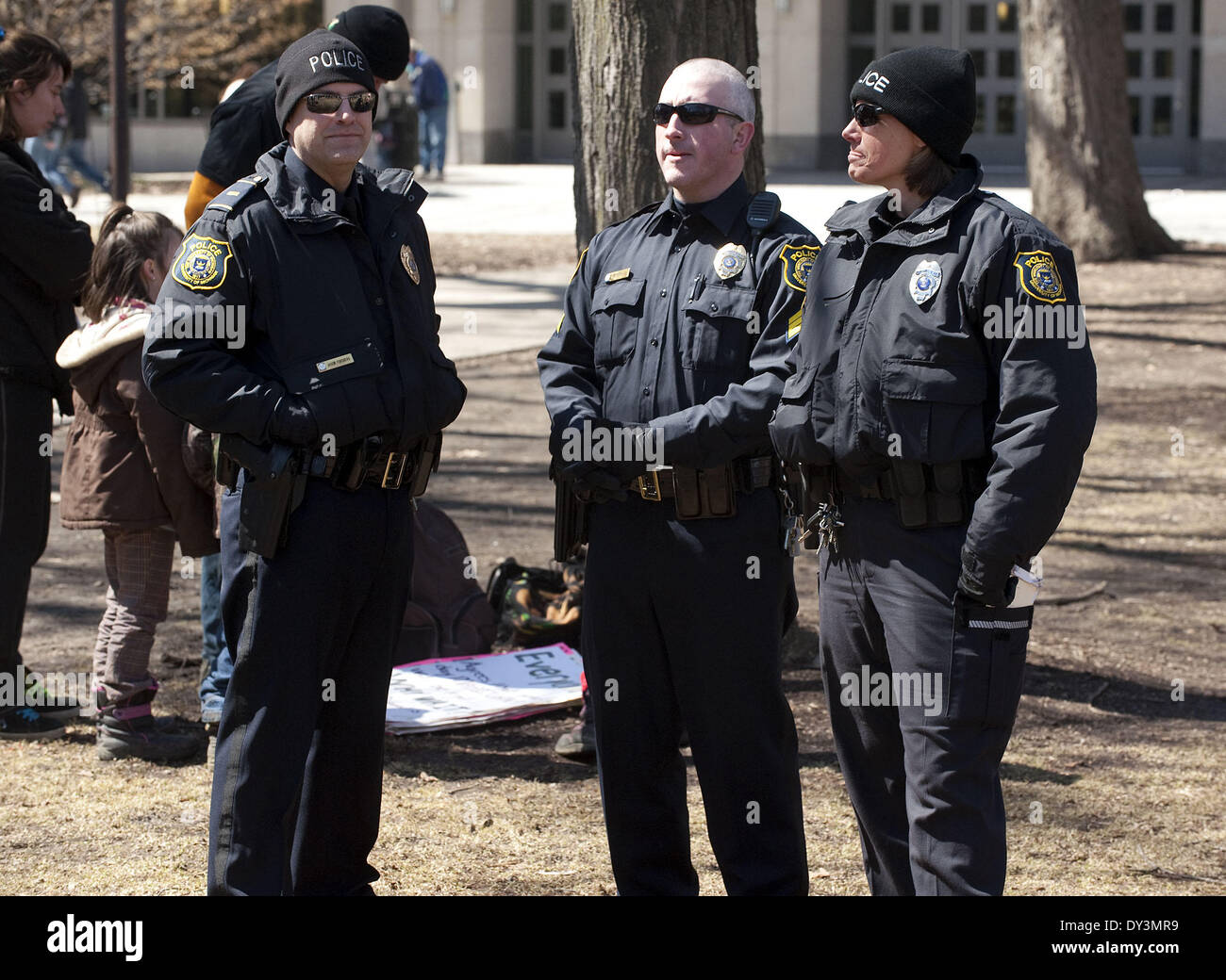Ann Arbor, MI, Stati Uniti d'America. 5 apr, 2014. University of Michigan stand di polizia vicino alla raccolta principale sulla Diag durante la xliii annuale di Ann Arbor Hash Bash il 5 aprile 2014. Credito: Mark Bialek/ZUMAPRESS.com/Alamy Live News Foto Stock
