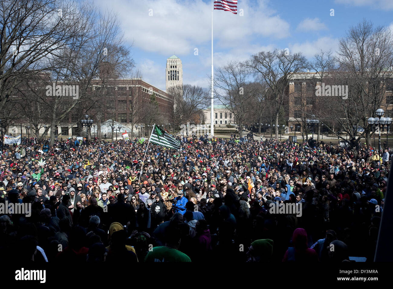 Ann Arbor, MI, Stati Uniti d'America. 5 apr, 2014. Migliaia di persone si riuniscono presso le Università del Michigan campus per la XLIII annuale di Ann Arbor Hash Bash il 5 aprile 2014. Credito: Mark Bialek/ZUMAPRESS.com/Alamy Live News Foto Stock