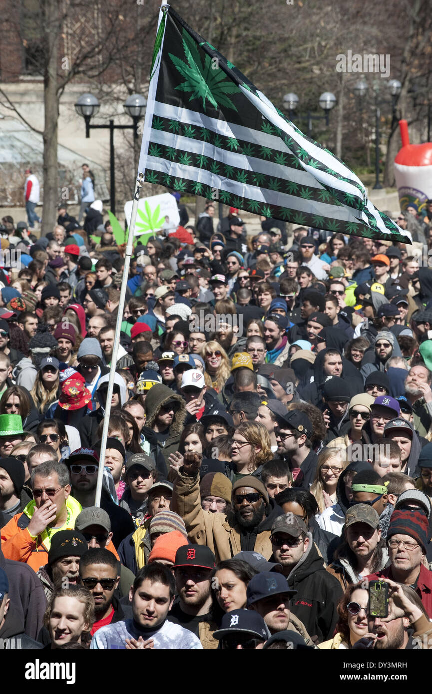 Ann Arbor, MI, Stati Uniti d'America. 5 apr, 2014. Migliaia di persone si riuniscono presso le Università del Michigan campus per la XLIII annuale di Ann Arbor Hash Bash il 5 aprile 2014. Credito: Mark Bialek/ZUMAPRESS.com/Alamy Live News Foto Stock