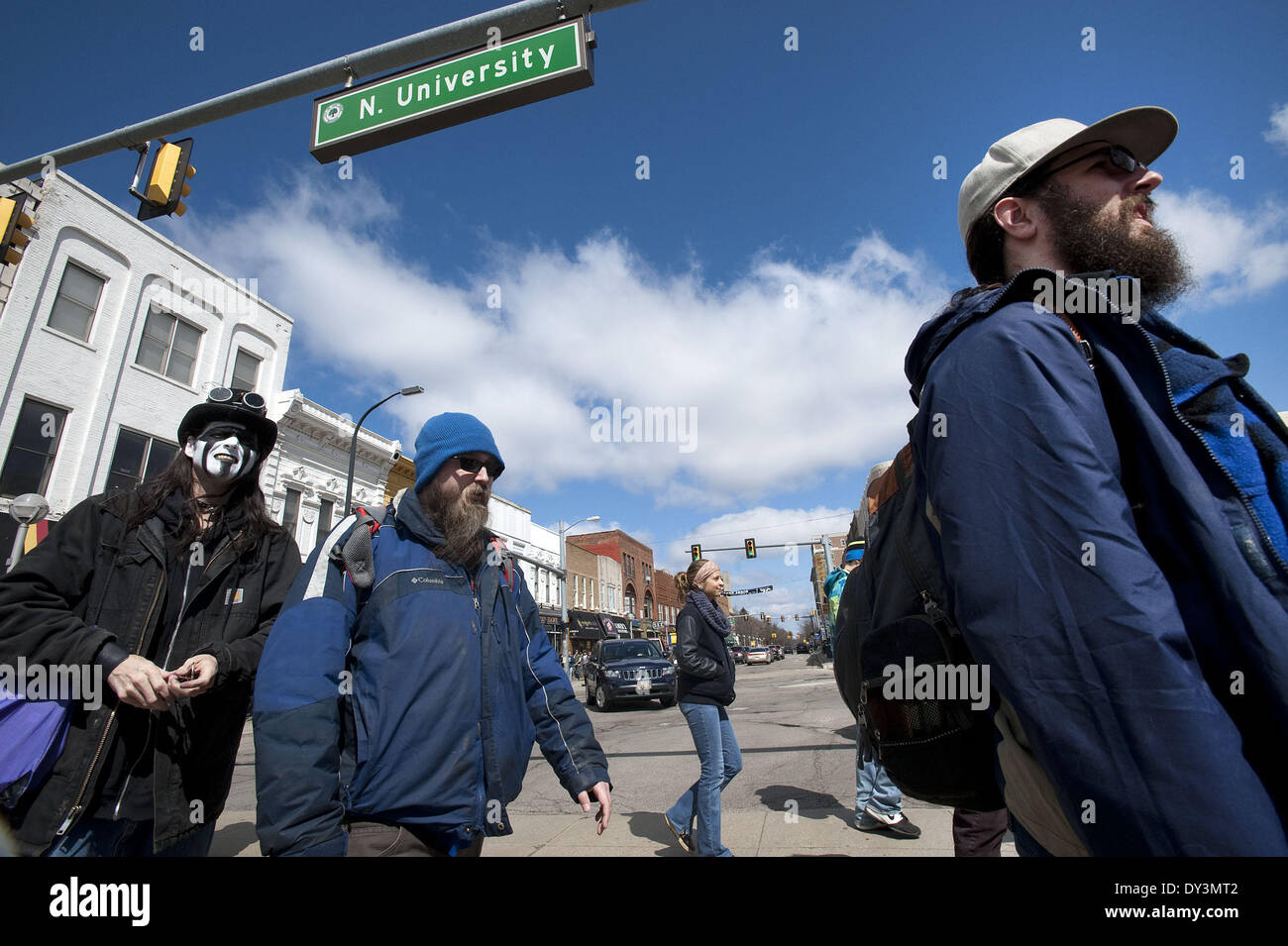 Ann Arbor, MI, Stati Uniti d'America. 5 apr, 2014. Le persone fanno la loro strada verso la xliii annuale di Ann Arbor Hash Bash sulla U-M campus il 5 aprile 2014. Credito: Mark Bialek/ZUMAPRESS.com/Alamy Live News Foto Stock