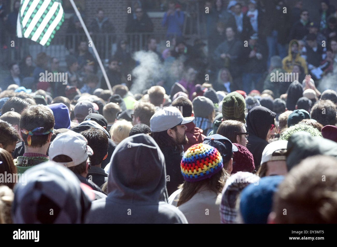 Ann Arbor, MI, Stati Uniti d'America. 5 apr, 2014. Fumo Pot riempie l'aria sulla Diag dell'Università del Michigan campus per la XLIII annuale di Ann Arbor Hash Bash il 5 aprile 2014. Credito: Mark Bialek/ZUMAPRESS.com/Alamy Live News Foto Stock