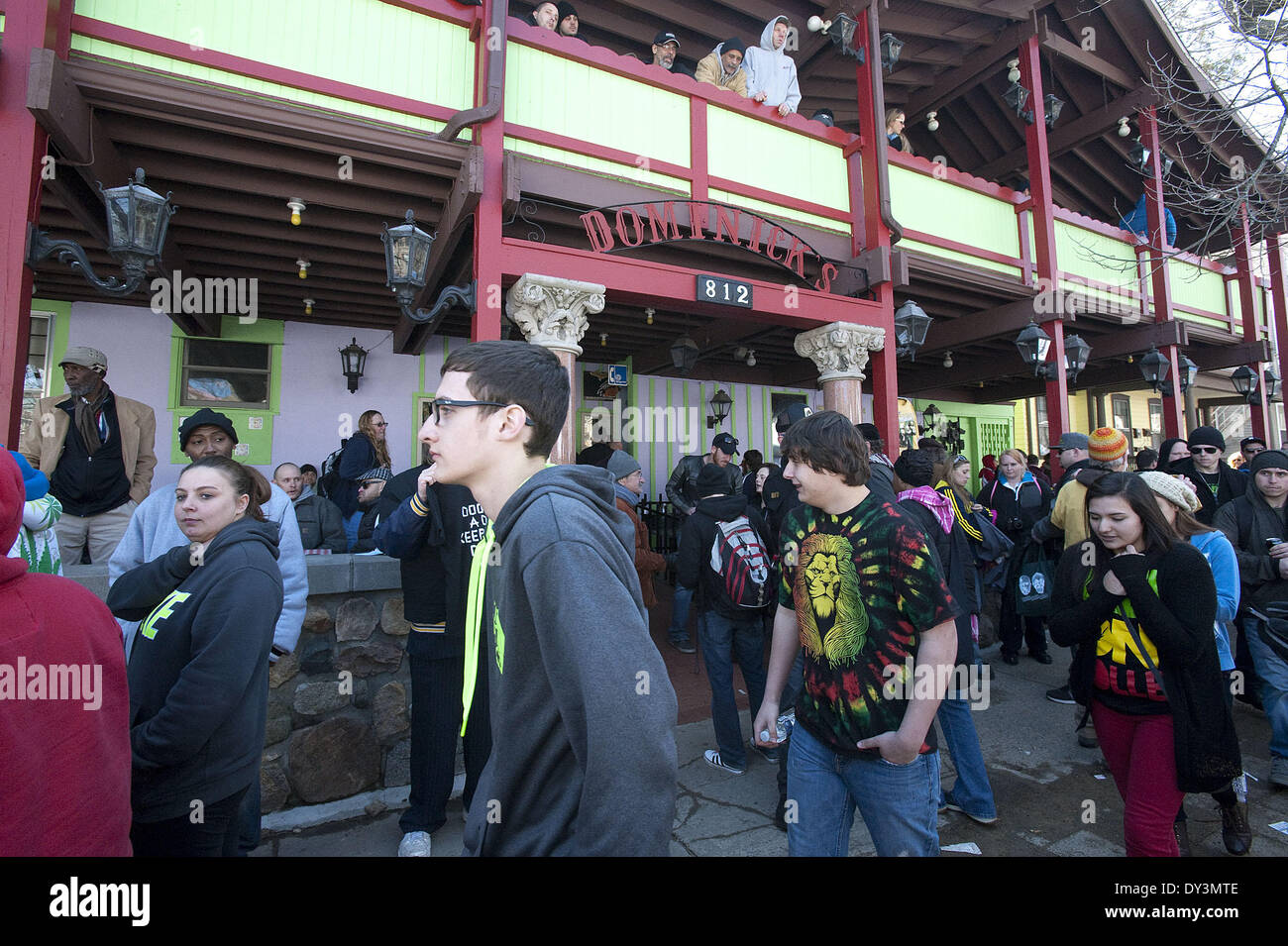 Ann Arbor, MI, Stati Uniti d'America. 5 apr, 2014. La gente a piedi passato Dominicks ristorante durante la Monroe Street Fair, come parte del 2014 Ann Arbor Hash Bash. Credito: Mark Bialek/ZUMAPRESS.com/Alamy Live News Foto Stock