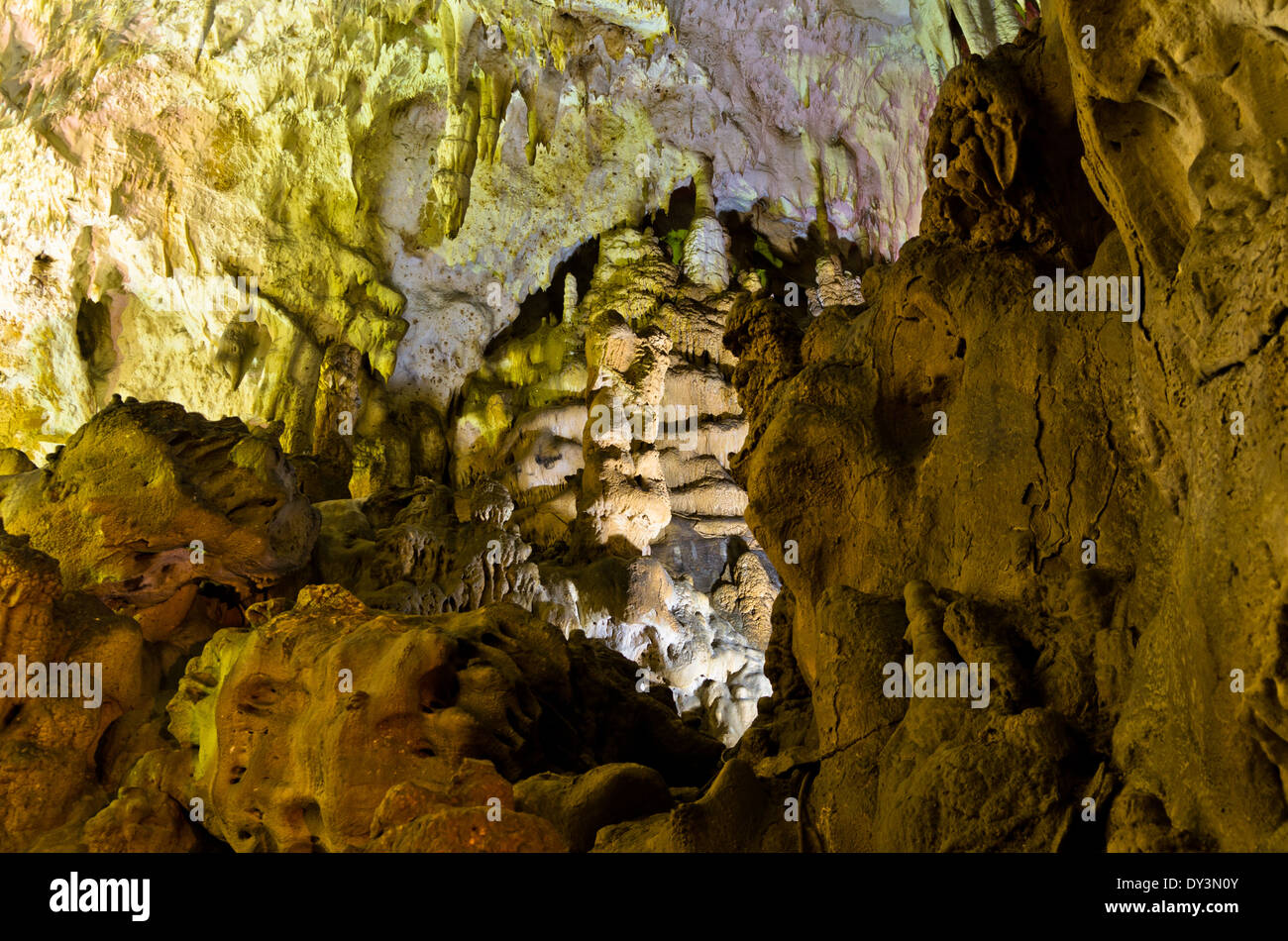 Dettaglio della grotta illuminata la parete con un sacco di sorprendenti decorazioni naturali Foto Stock