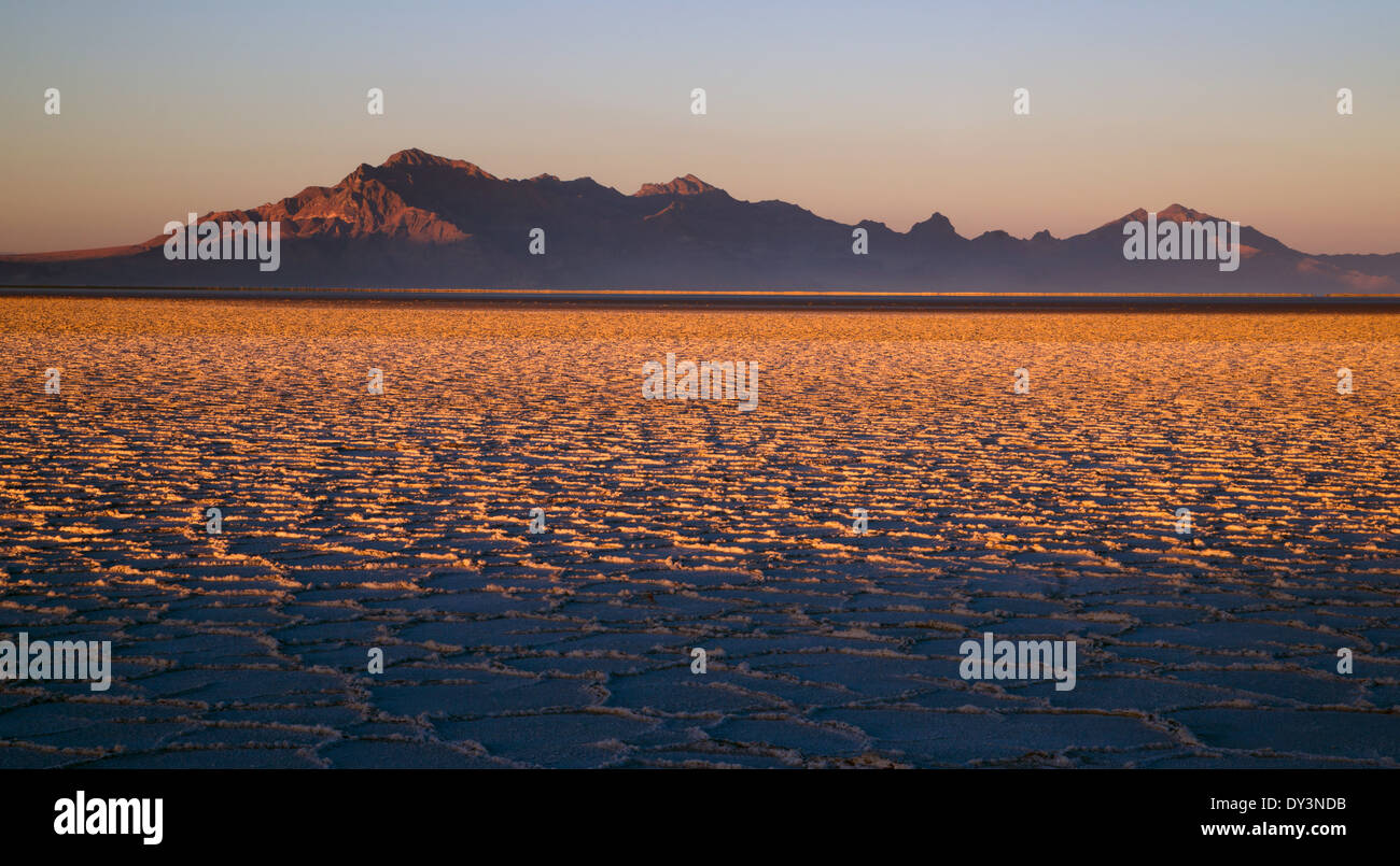 Il sole di sera si scioglie la neve girare prima la appartamenti oro al tramonto Foto Stock