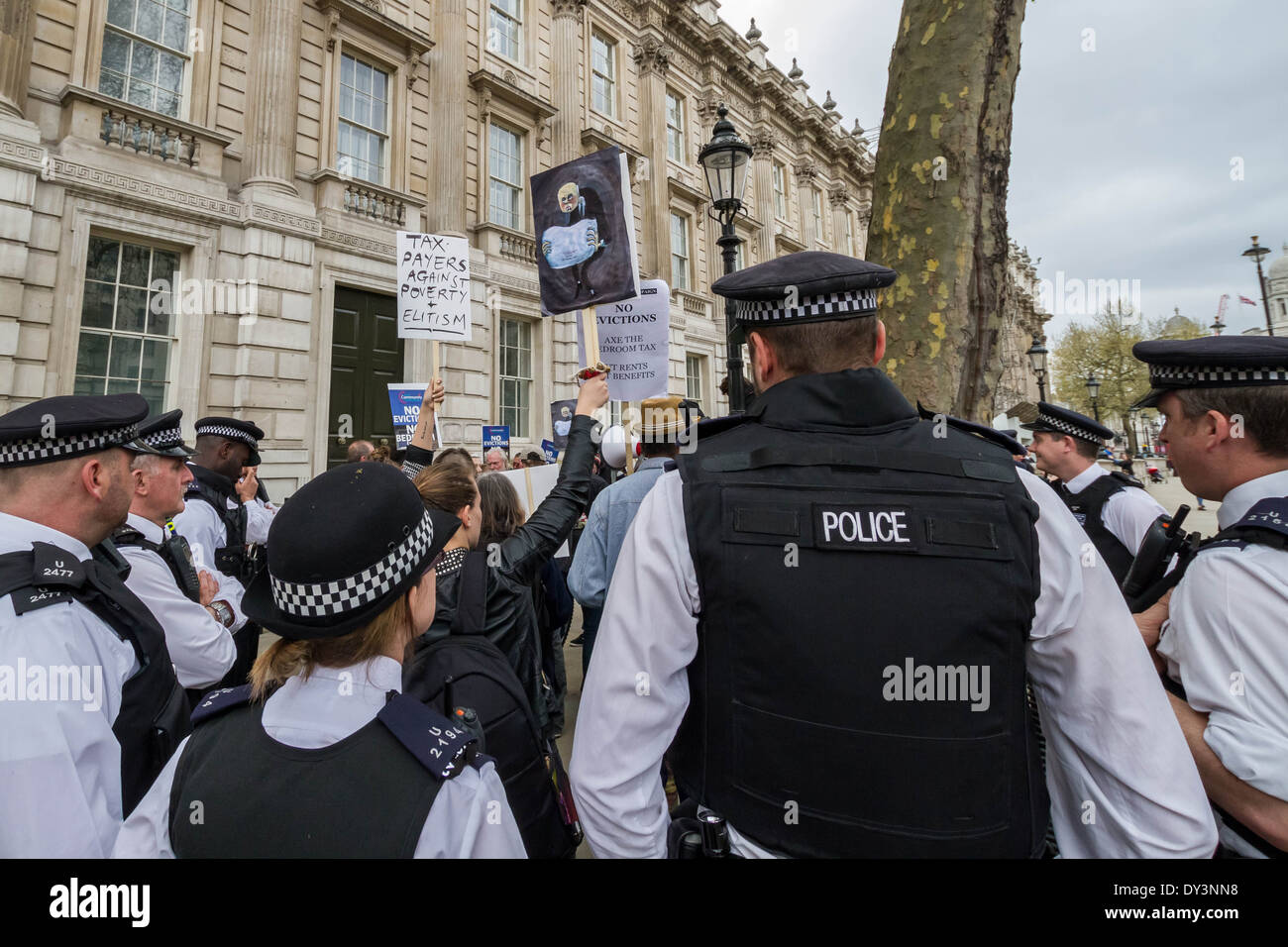 Protesta contro la "tassa sulle camere da letto" fuori da Downing Street a Londra, Regno Unito. Foto Stock