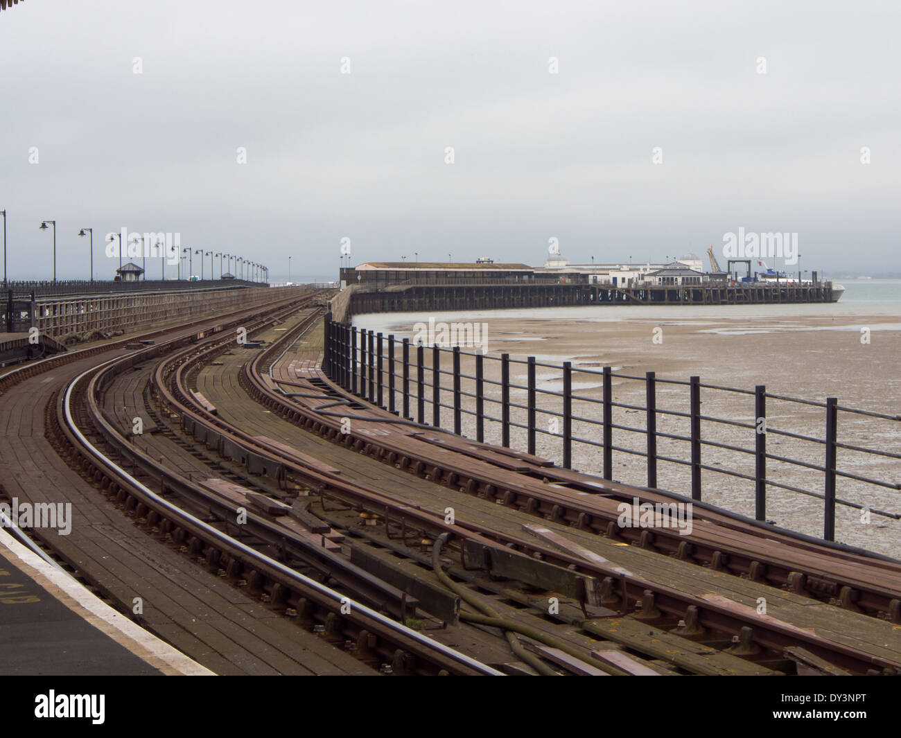 La ferrovia lungo Ryde pier head sulla linea dell'isola, Isola di Wight in Inghilterra Foto Stock