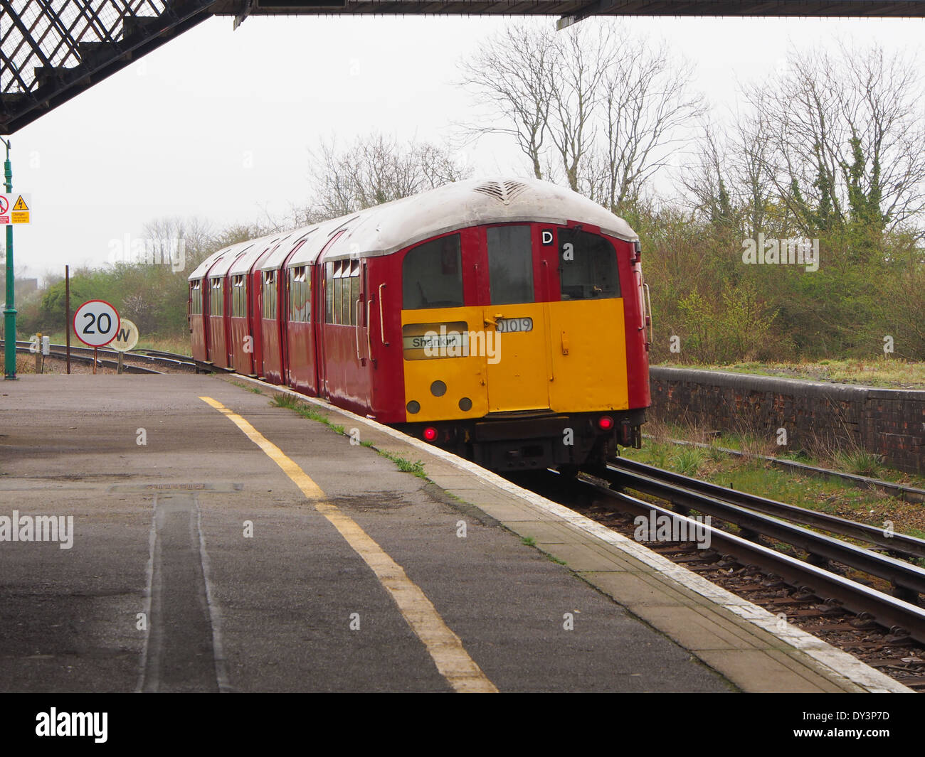 Un'isola la linea treno alla stazione di Brading sull'Isola di Wight, Isola di riga corre vecchio 1938 Northern line materiale rotabile. Foto Stock