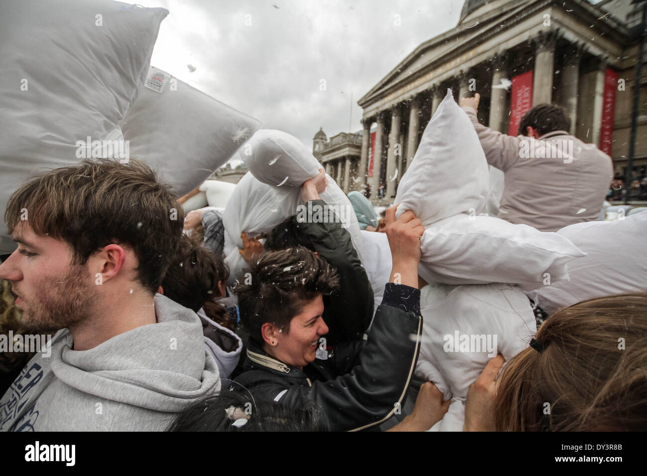 Londra, Regno Unito. 5 Aprile, 2014. Centinaia di assistere al sesto International Pillow Fight Day in Trafalgar Square. Credito: Guy Corbishley/Alamy Live News Foto Stock