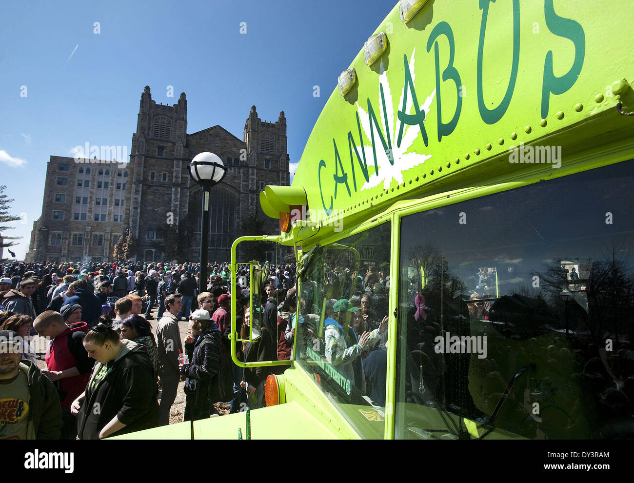 Ann Arbor, Michigan STATI UNITI D'AMERICA. 5 apr, 2014. Il Cannabus parcheggiato su Tappan Street per la marijuana attivismo durante la Monroe Street Fair, come parte della XLIII annuale di Ann Arbor Hash Bash. Credito: Mark Bialek/ZUMAPRESS.com/Alamy Live News Foto Stock