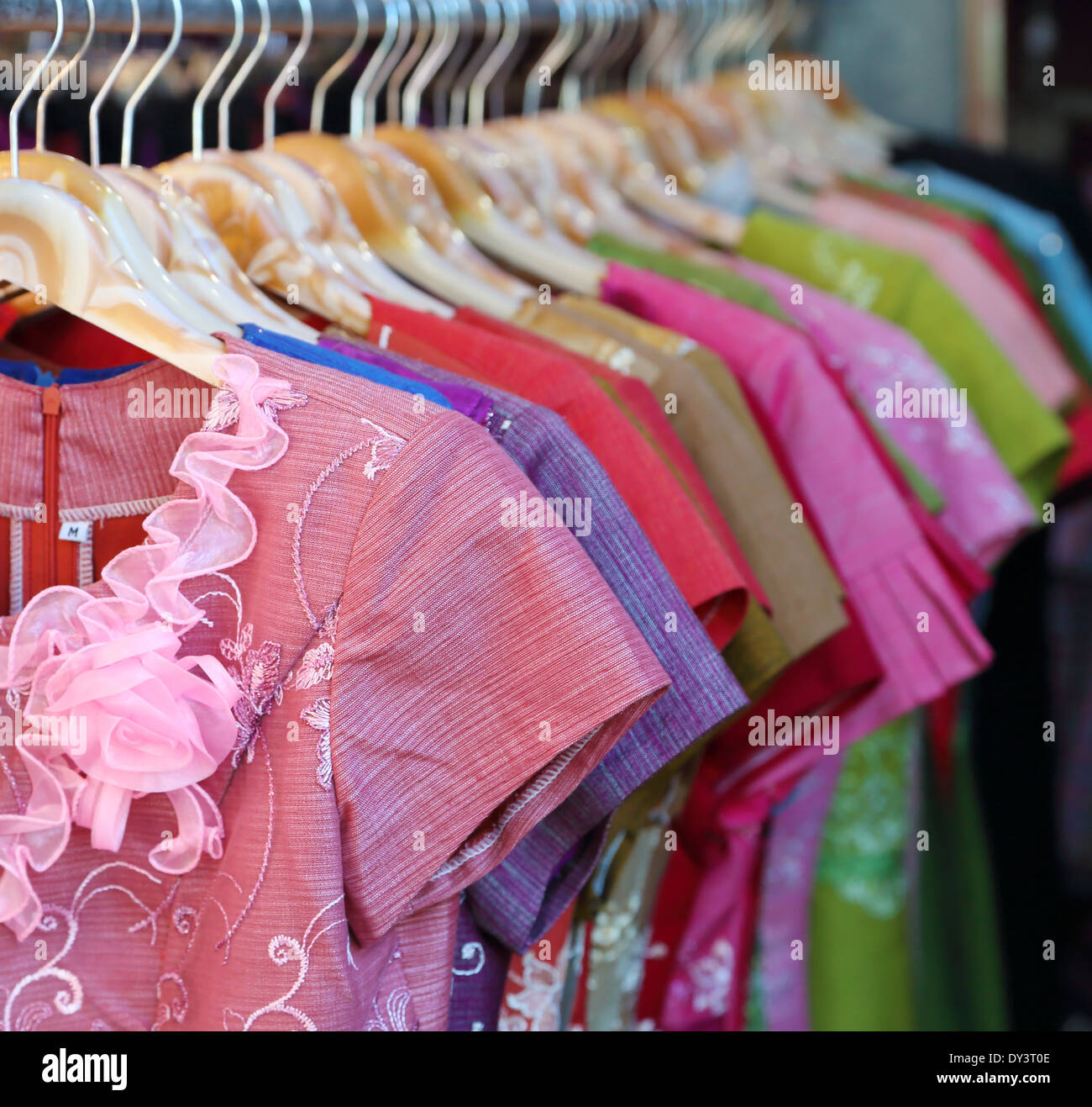 Femmina di seta Tailandese abito in negozio Foto Stock