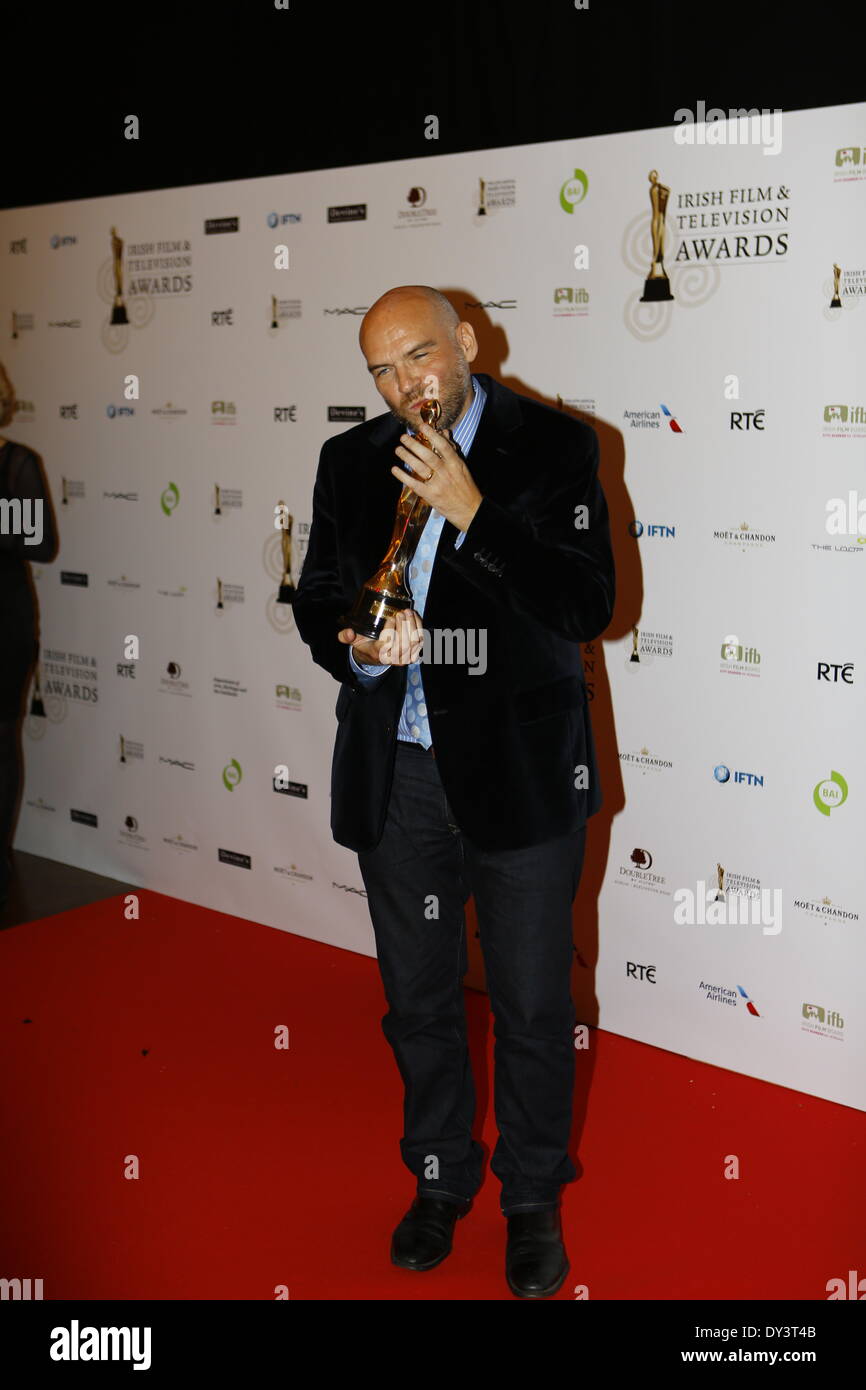 Dublino, Irlanda. 5 aprile 2014. Regista e sceneggiatore John Michael McDonagh presente il suo IFTA award per il film di script per il suo script per "Calvario". Oltre 20 premi sono stati consegnati all'undicesimo Irish Film & Television cerimonia di premiazione che si terrà a Dublino. Il Presidente irlandese Michael D. Higgins ha ricevuto un contributo eccezionale Premio onorario per il suo contributo all'Irish industria cinematografica e televisiva. Credito: Michael Debets/Alamy Live News Foto Stock
