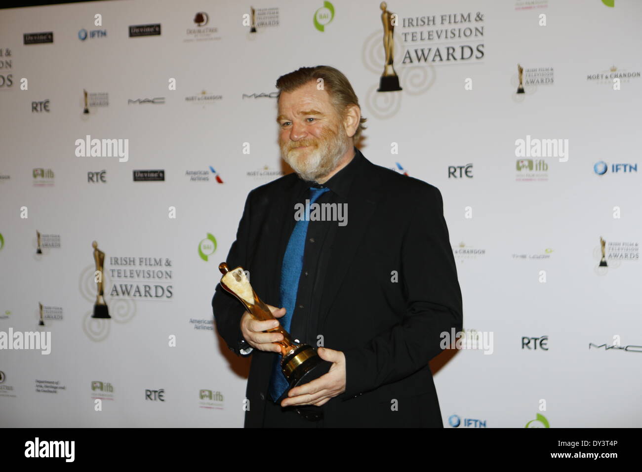 Dublino, Irlanda. 5 aprile 2014. Attore irlandese Brendan Gleeson presenta la sua IFTA award per il Miglior Attore in un ruolo di leadership Film per il suo ruolo in "Calvario". Oltre 20 premi sono stati consegnati all'undicesimo Irish Film & Television cerimonia di premiazione che si terrà a Dublino. Il Presidente irlandese Michael D. Higgins ha ricevuto un contributo eccezionale Premio onorario per il suo contributo all'Irish industria cinematografica e televisiva. Credito: Michael Debets/Alamy Live News Foto Stock