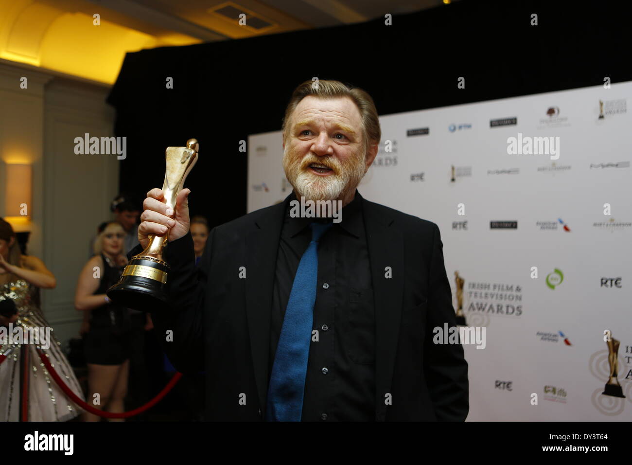 Dublino, Irlanda. 5 aprile 2014. Attore irlandese Brendan Gleeson presenta la sua IFTA award per il Miglior Attore in un ruolo di leadership Film per il suo ruolo in "Calvario". Oltre 20 premi sono stati consegnati all'undicesimo Irish Film & Television cerimonia di premiazione che si terrà a Dublino. Il Presidente irlandese Michael D. Higgins ha ricevuto un contributo eccezionale Premio onorario per il suo contributo all'Irish industria cinematografica e televisiva. Credito: Michael Debets/Alamy Live News Foto Stock