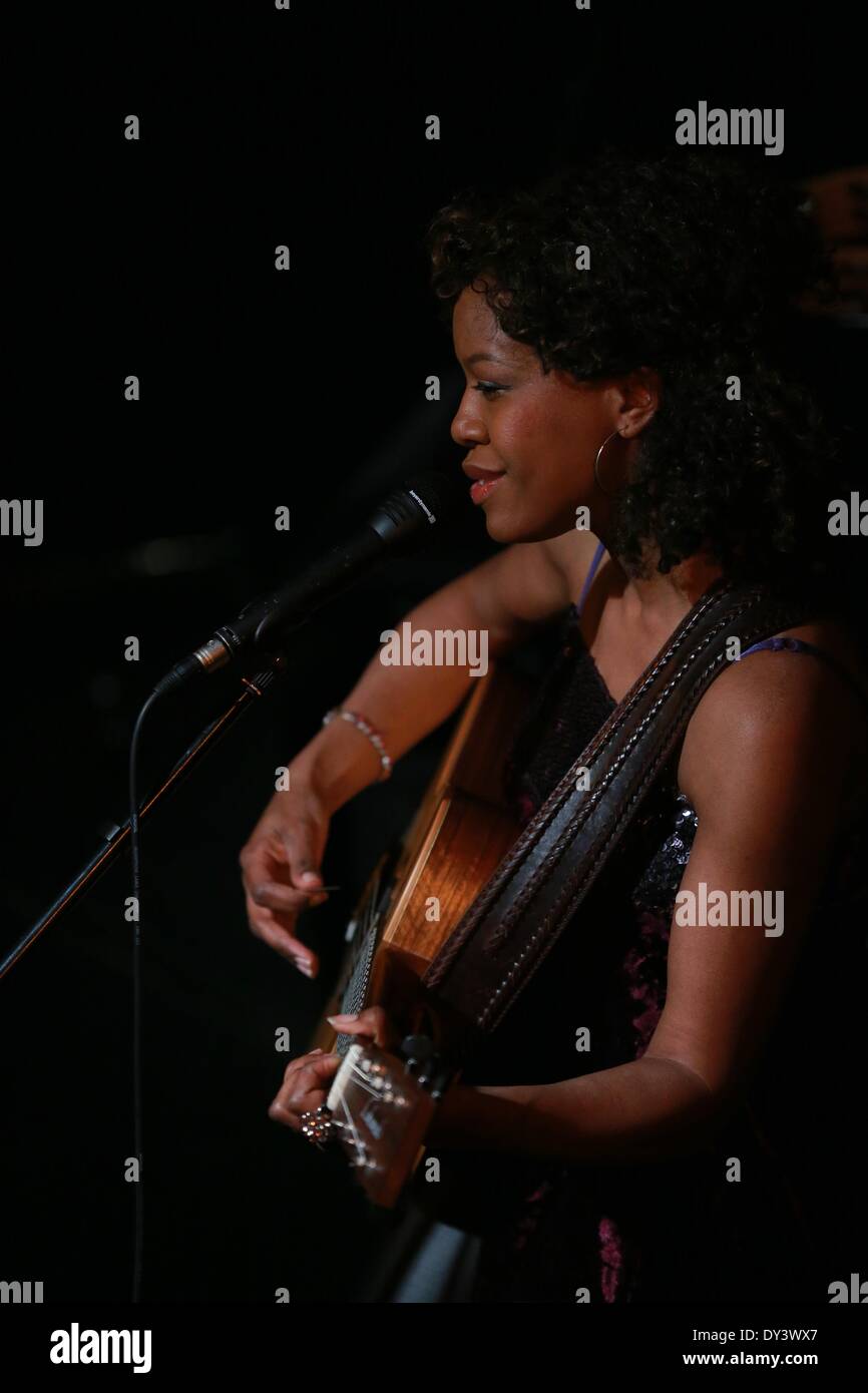 Francoforte, Germania. 5 apr, 2014. Lisa Doby canta nel teatro internazionale di Francoforte, in Germania, il 5 aprile 2014. Lisa Doby ha presentato un concerto di musica jazz, blues e soul il sabato sera a Francoforte, la cattura di un pubblico non solo con le sue doti vocali ma anche con la sua autentica presenza scenica e ai suoi testi che parlano di amore, di libertà e di spiritualità. Credito: Luo Huanhuan/Xinhua/Alamy Live News Foto Stock