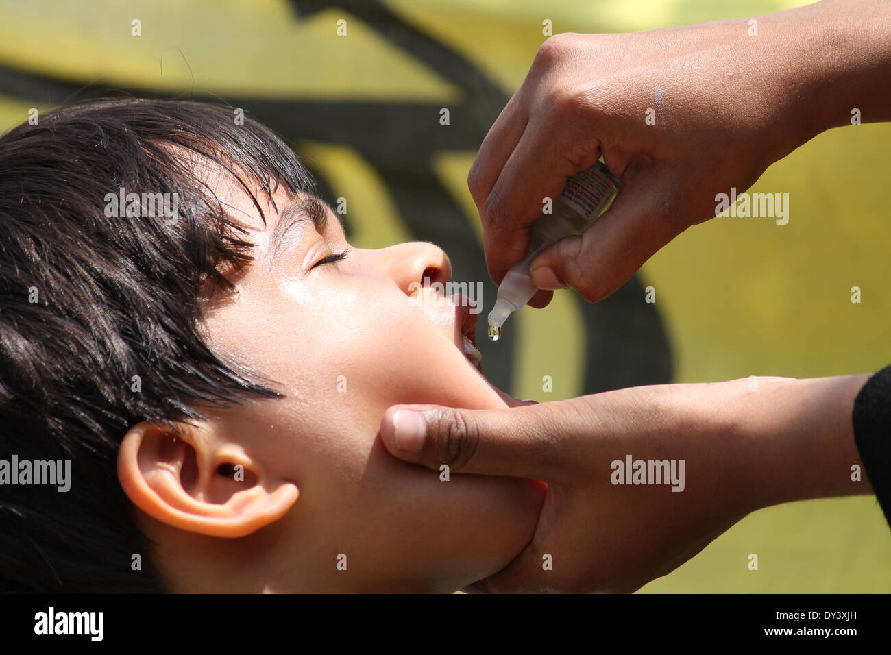 Dinakar Golambar, Patna, Bihar, in India, 06 aprile 2014. La poliomielite volontario amministra la polio scende come unità Polio continua. L Organizzazione Mondiale della Sanità certified India polio un paese libero il 27 marzo 2014. Credito: Rupa Ghosh/Alamy Live News. Foto Stock