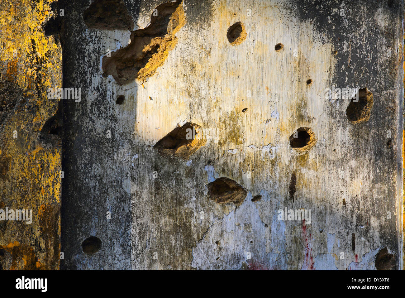 Fori nella parete del vecchio edificio, la prova della brutale guerra civile tra le Tigri Tamil e il governo dello Sri Lanka Foto Stock