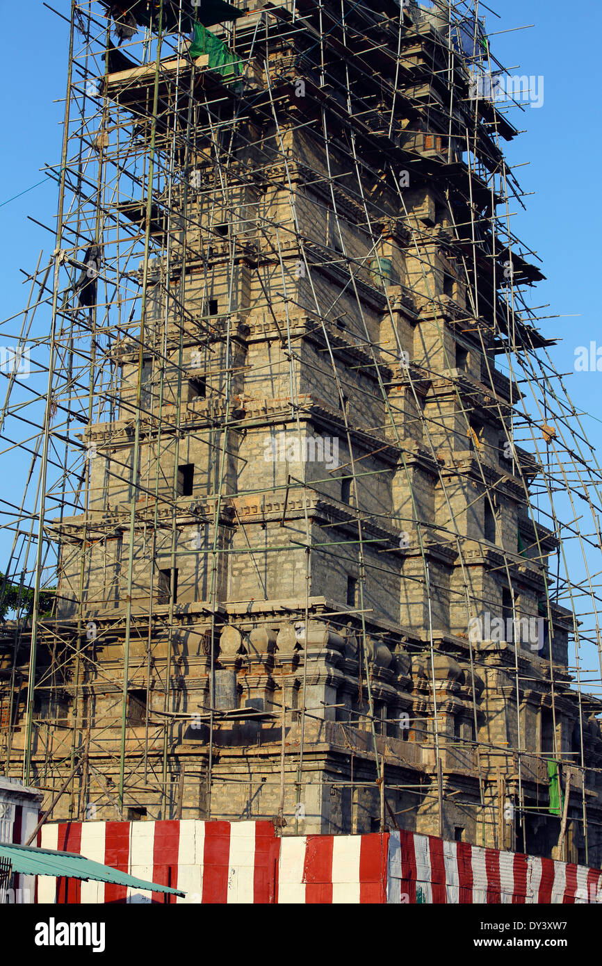 Ponteggio tempio indù gopuram in restauro a Jaffna, Sri Lanka Foto Stock