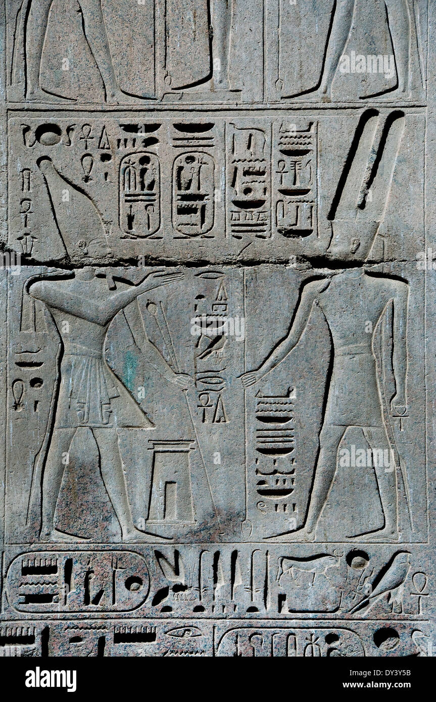 Tempio di Ramses III a Medinet Habu: il re che offre a dio Amon-Ra Foto Stock