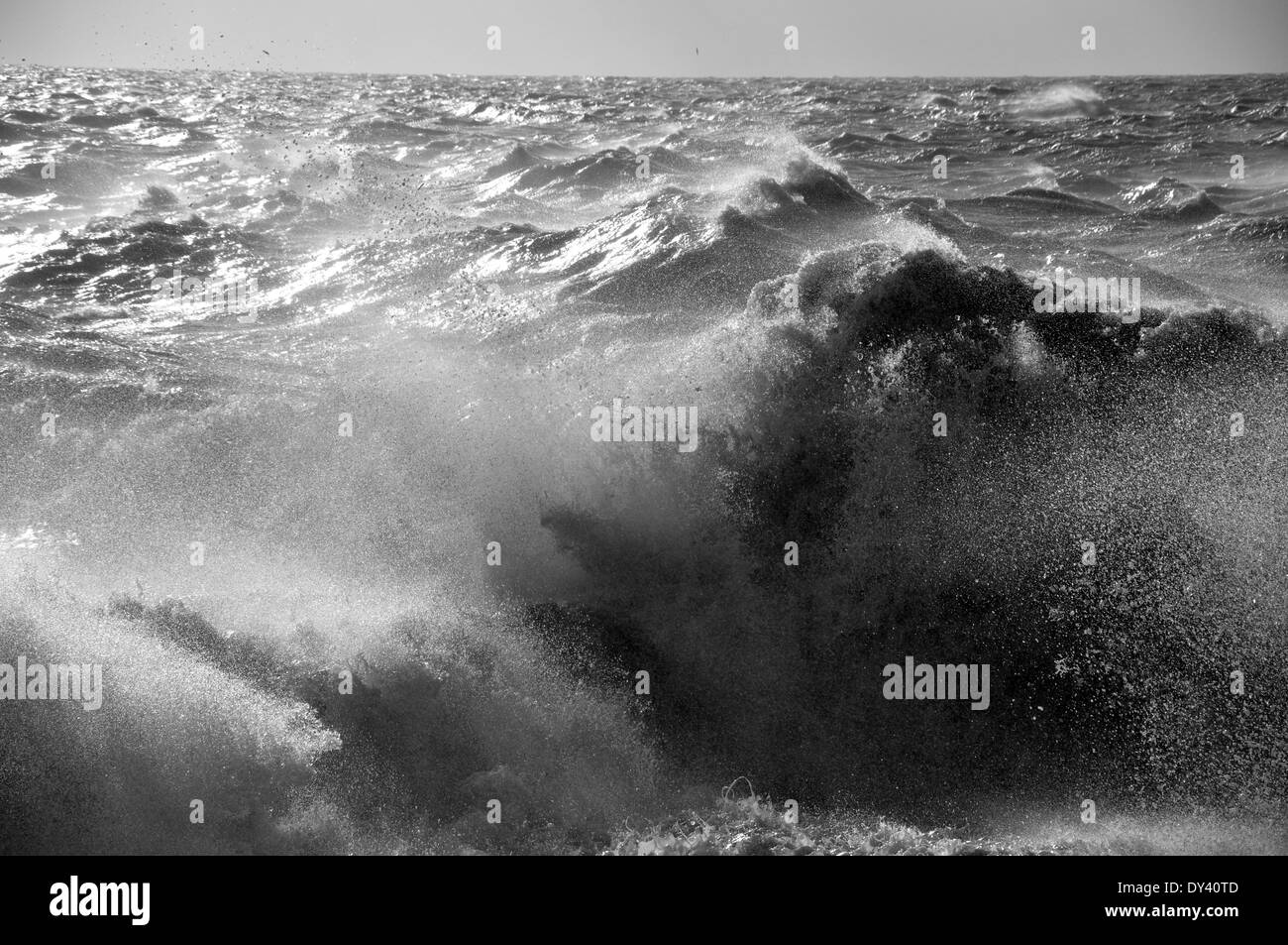 Onde si infrangono e tempestoso mare nel canale in inglese Foto Stock