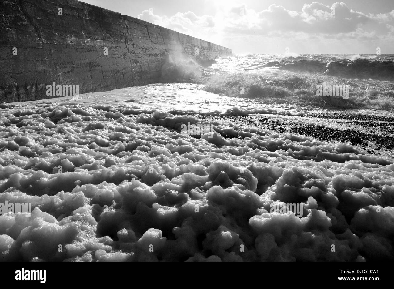 Onde che si infrangono sulla Newhaven harbour parete e tempestoso mare nel canale in inglese Foto Stock