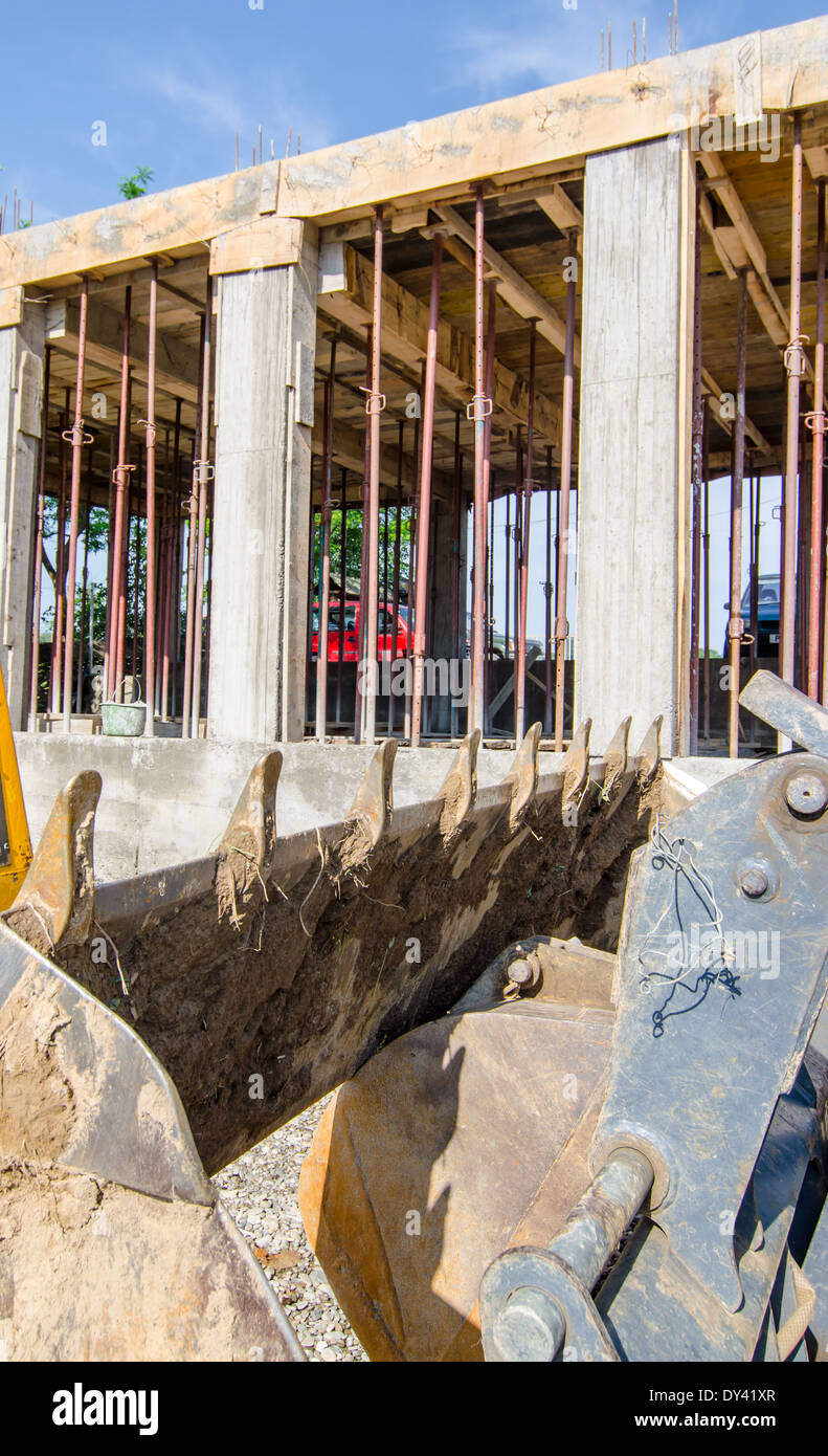 Escavatore caricatore apparecchiature per macchinari da costruzione; Bulldozer in attesa di iniziare a lavorare in un sito in costruzione Foto Stock