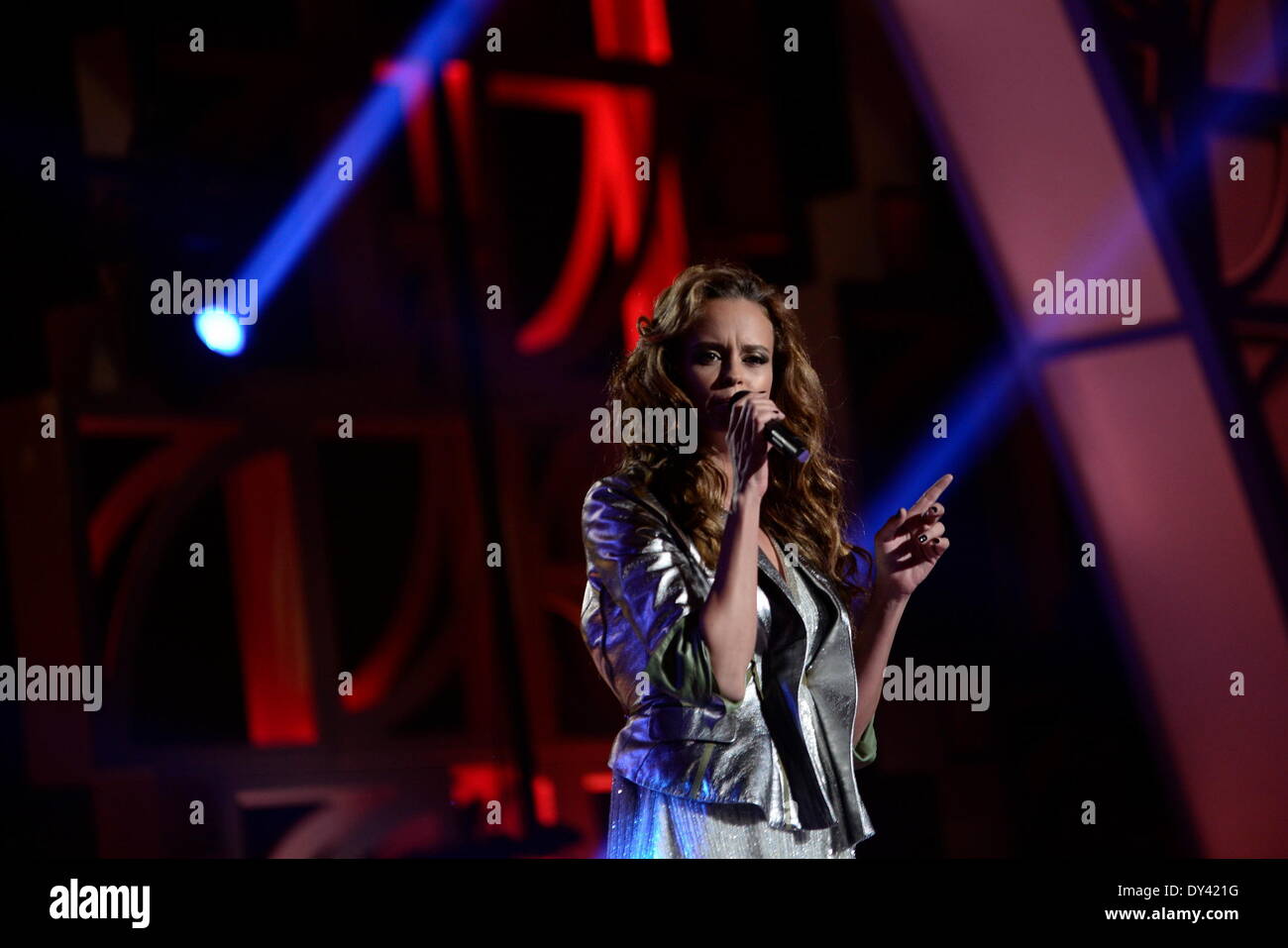 Panama City, Panama. 5 apr, 2014. Cantante spagnolo Shaila Durcal esegue durante la prima edizione del Cinema Iberoamericano Platinum Awards, nella città di Panama, capitale di Panama, il 5 aprile 2014. Credito: Mauricio Valenzuela/Xinhua/Alamy Live News Foto Stock