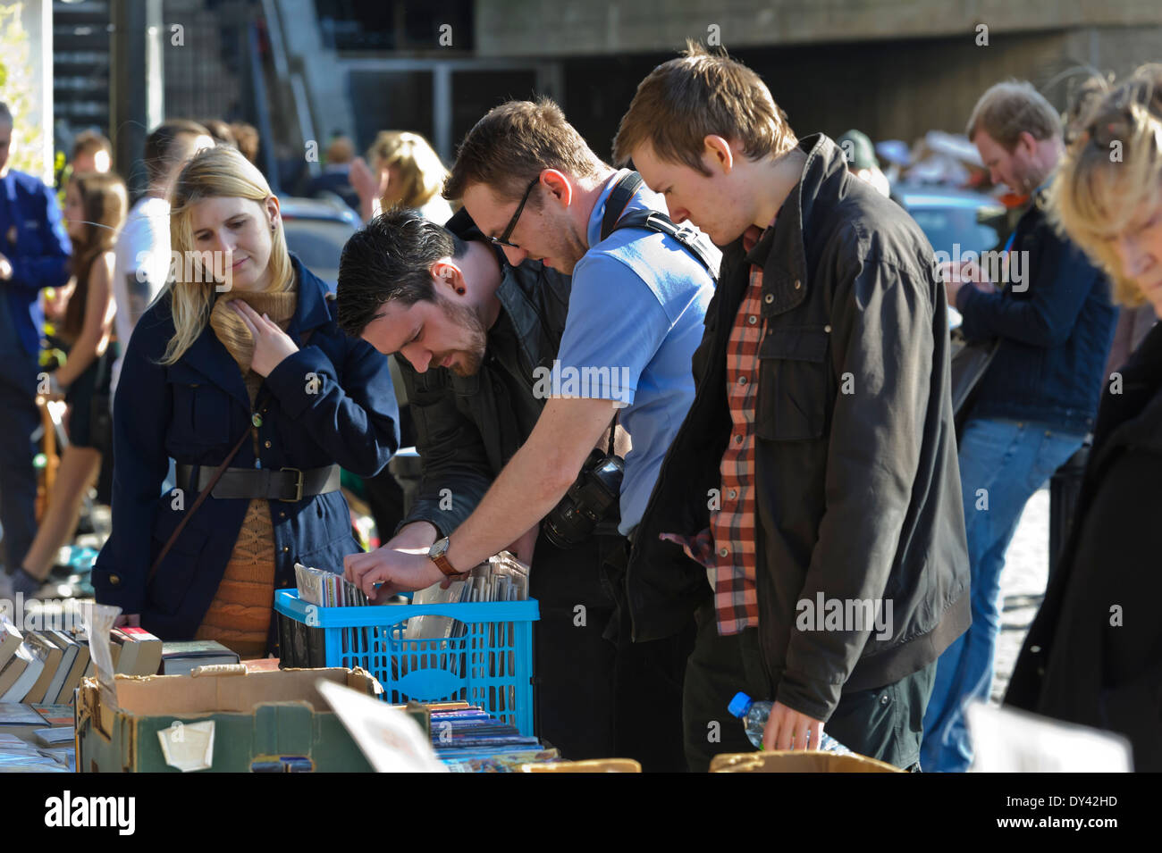 Persone alla ricerca di seconda mano libri sulla strada del mercato del libro aperto la domenica vicino al Southbank, Londra, Inghilterra, Regno Unito. Foto Stock