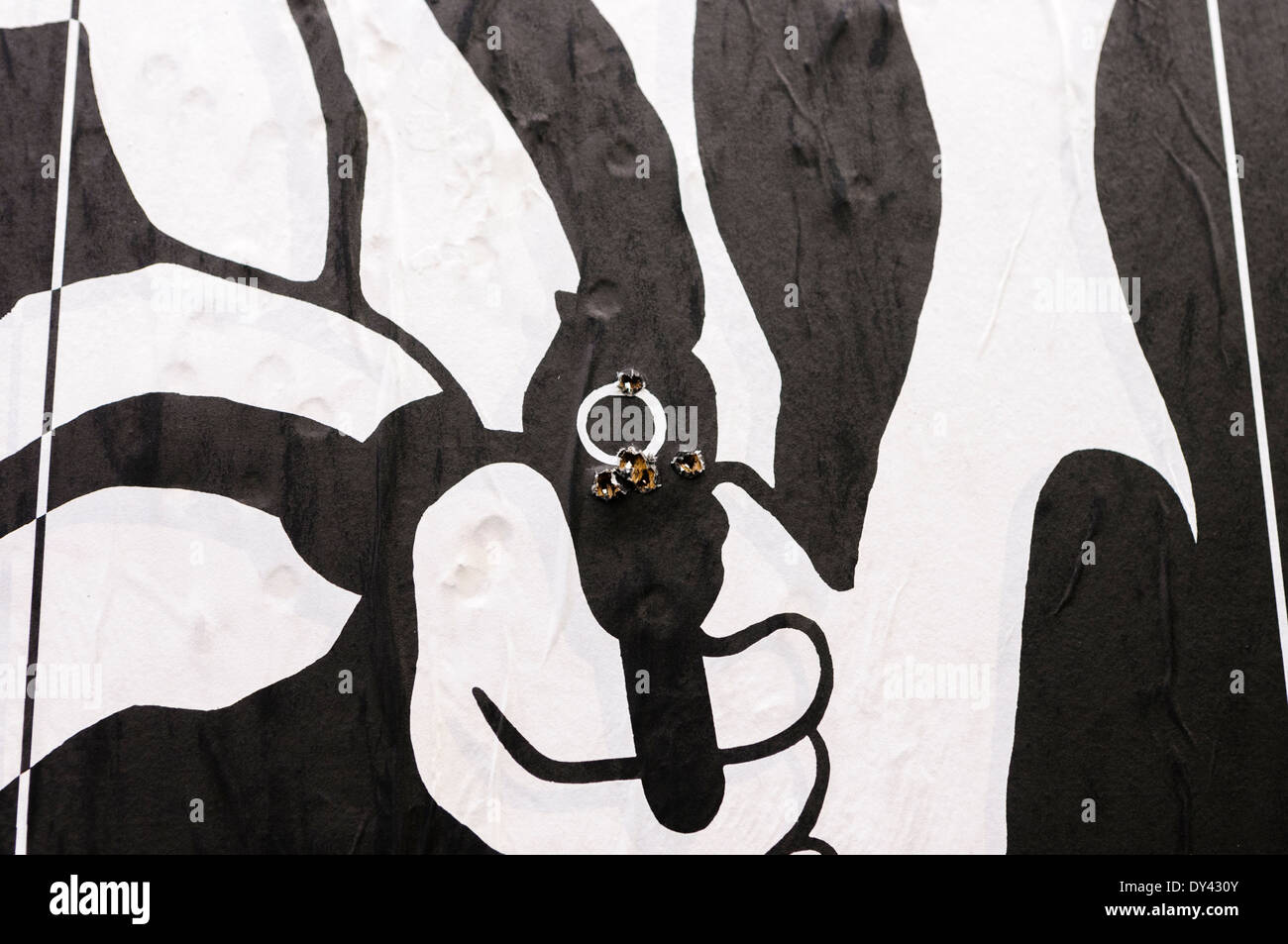 Una pistola NATO target con cinque scatti nel centro Foto Stock