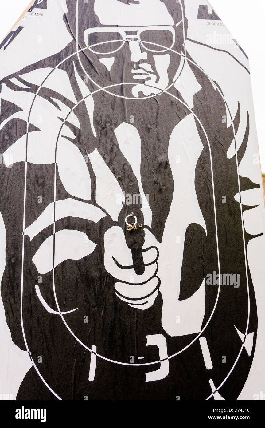 Una pistola NATO target con cinque scatti nel centro Foto Stock