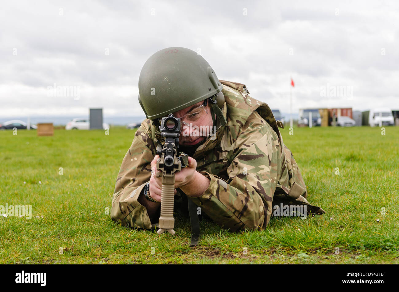 Un esercito britannico soldato giace prono su un poligono di tiro con un SA80 L85A2 fucile da assalto Foto Stock