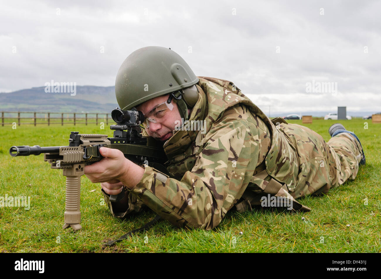 Un esercito britannico soldato giace prono su un poligono di tiro con un SA80 L85A2 fucile da assalto Foto Stock