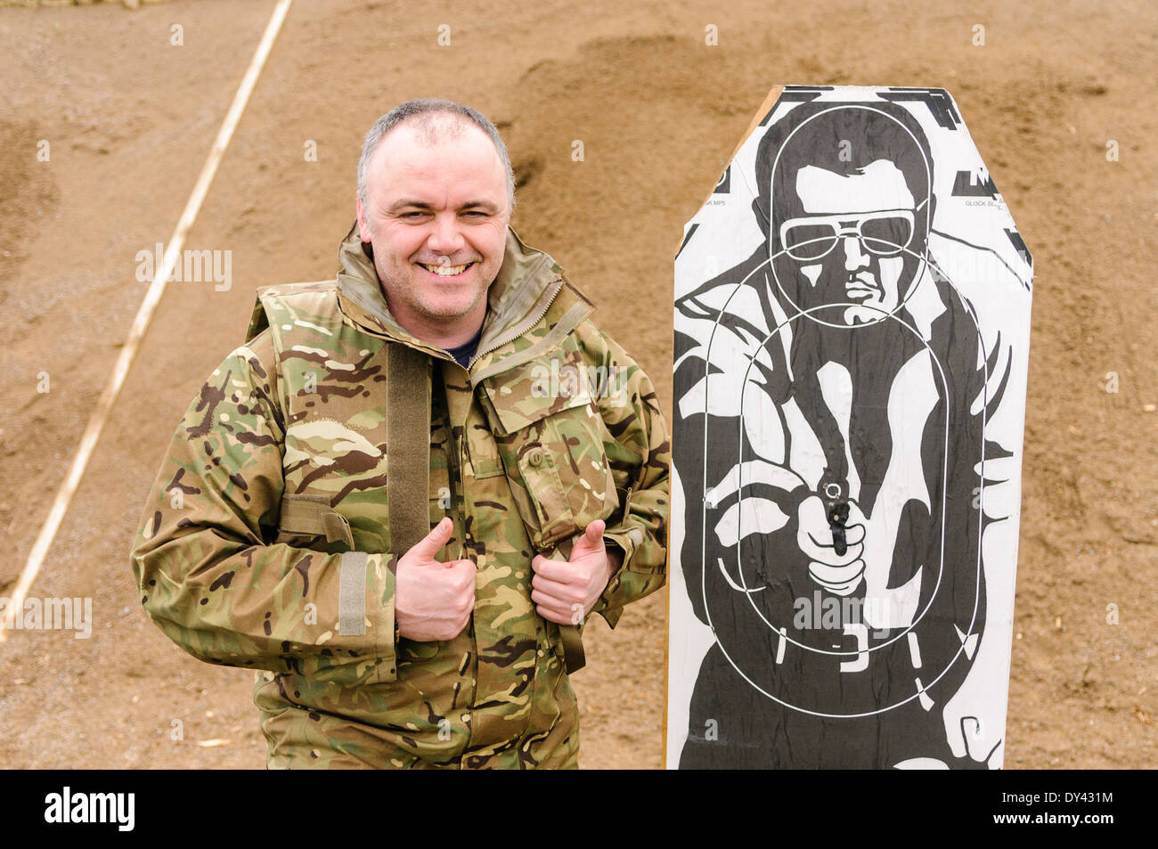 Magilligan, Irlanda del Nord. 5 apr 2014 - Membro della visita la stampa dà un pollice in alto dopo che egli riesce a colpire il bersaglio. Foto Stock