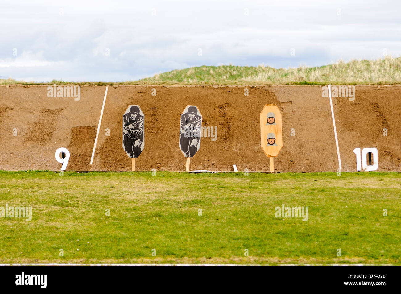 Standard della NATO e il fucile da cecchino di bersagli su un militare di tiro Foto Stock