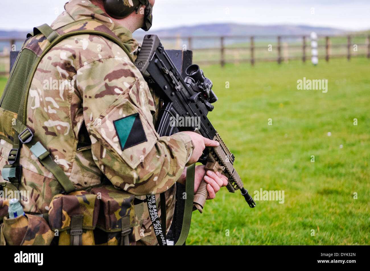 Un soldato dal Royal Irish Regiment treni su un militare di tiro con una SA80 L85A2 Foto Stock