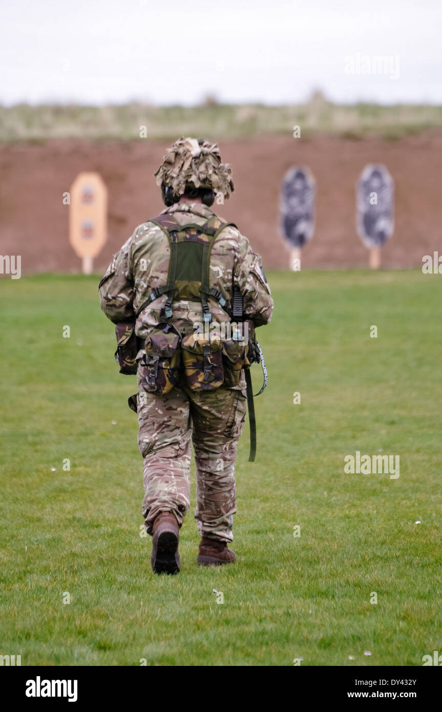 Magilligan, Irlanda del Nord. 5 apr 2014 - un soldato cammina verso gli obiettivi su un poligono di tiro Foto Stock