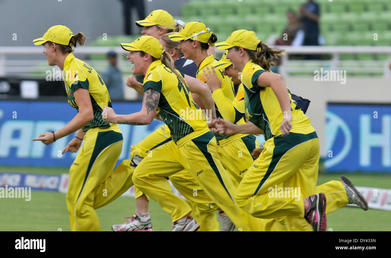 Dacca in Bangladesh. 6 apr, 2014. Il la squadra australiana del grillo giocatori festeggiare dopo la vittoria del 2014 donne ICC Champions finale di partita di cricket contro l'Inghilterra a Sher-e-Bangla National Stadium di Dhaka, Bangladesh, Aprile 6, 2014. L Australia ha vinto da 6 wickets. Credito: Shariful Islam/Xinhua/Alamy Live News Foto Stock