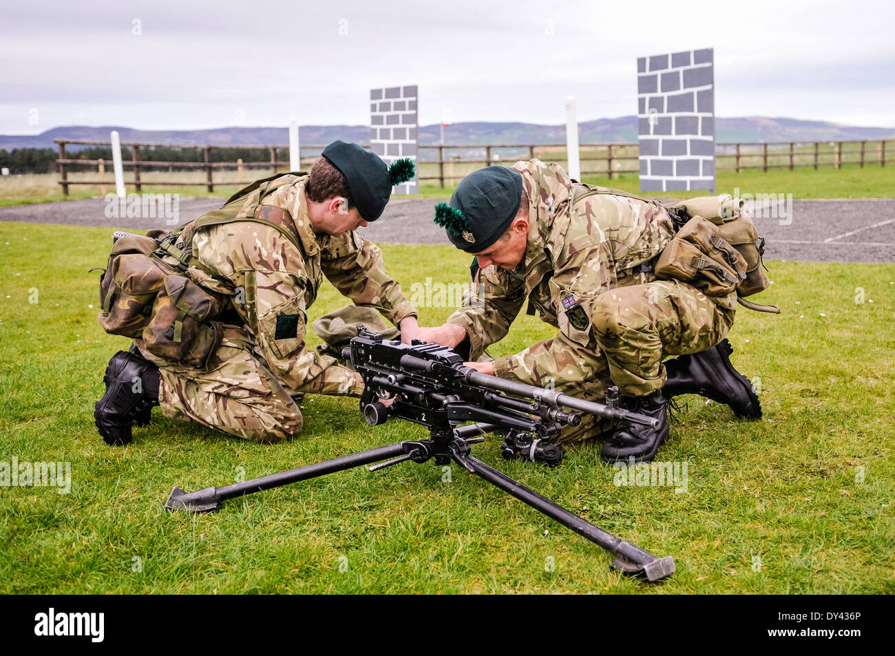 Due soldati dal 2 Batt Royal Irish Regiment impostare un obiettivo generale di mitragliatrice GPMG () Foto Stock