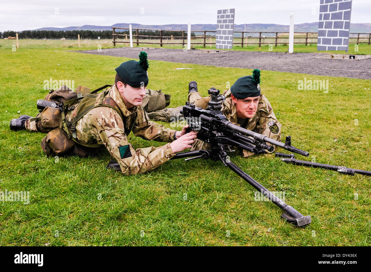 Due soldati dal 2 Batt Royal Irish Regiment preparare al fuoco una macchina per usi generici pistola (GPMG) Foto Stock
