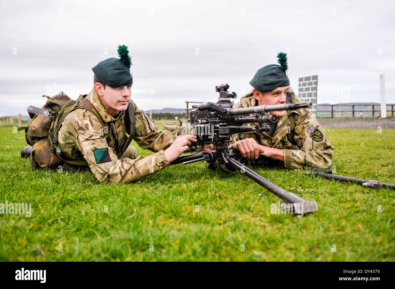 Due soldati dal 2 Batt Royal Irish Regiment preparare al fuoco una macchina per usi generici pistola (GPMG) Foto Stock