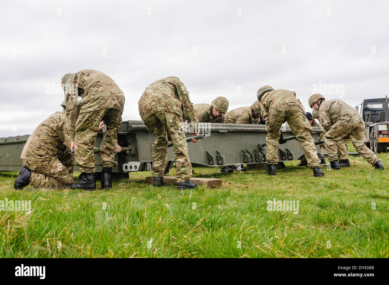 I soldati della Royal Engineers assemblare un ponte mobile Foto Stock