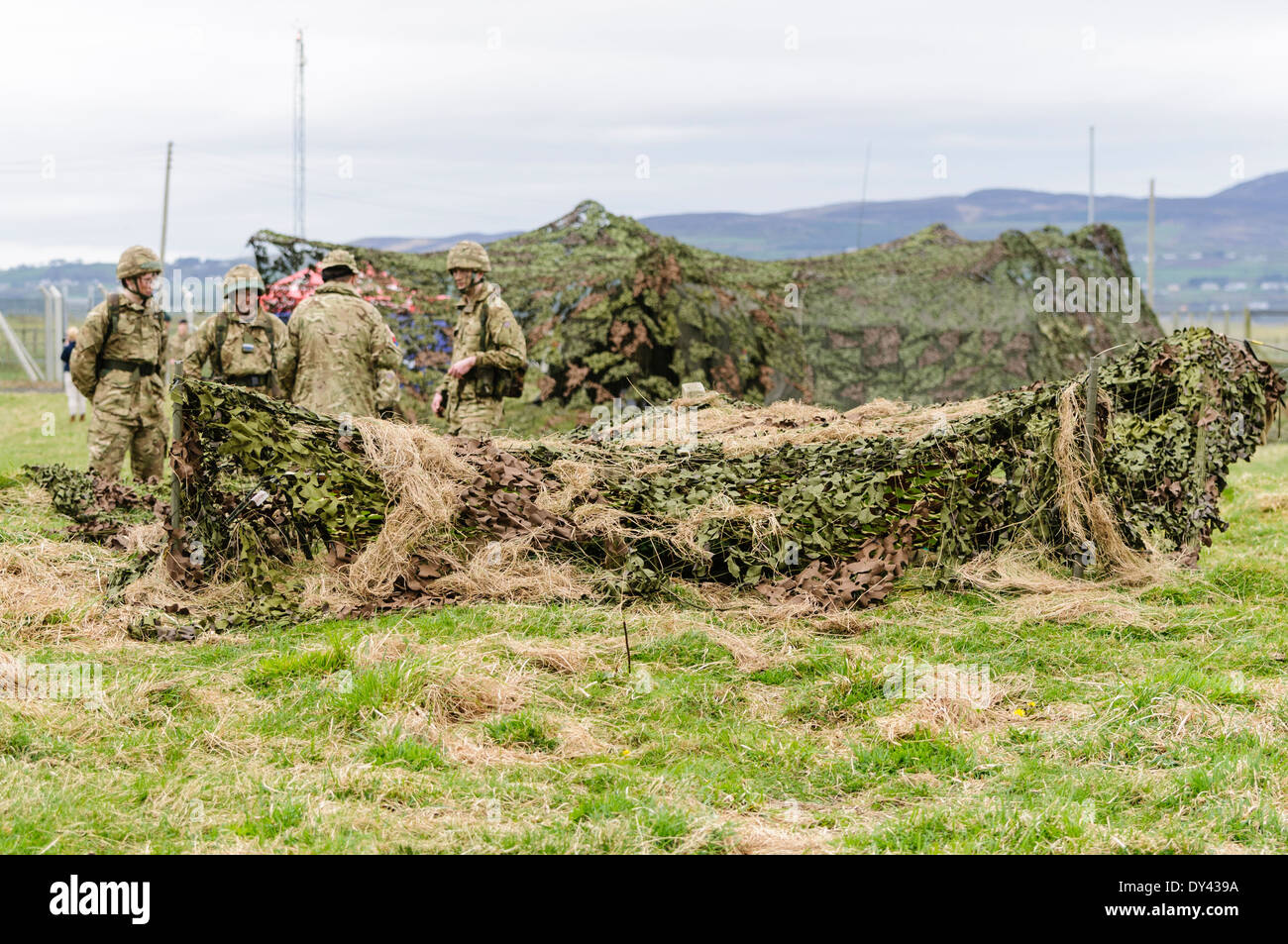 Soldati preparati a entrare in un mimetizzata avanti posto di osservazione Foto Stock